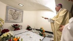 Abp Georg Gänswein przy grobie Benedykta XVI