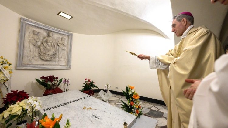 Abp Georg Gänswein przy grobie Benedykta XVI