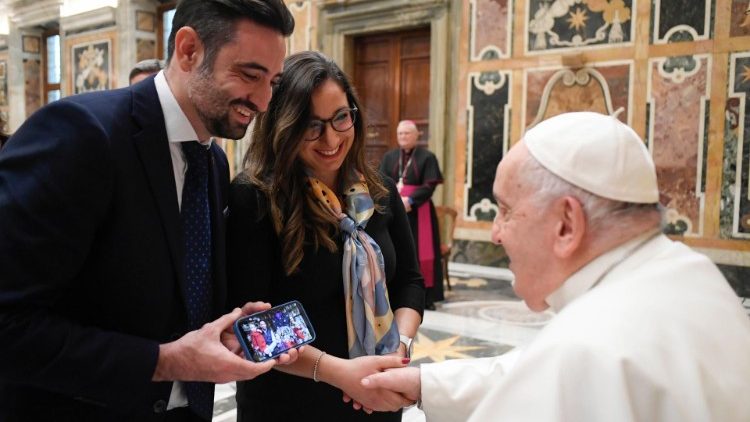 El Santo Padre saluda a los integrantes de la Universidad Católica de Murcia, en España, a quienes recibió en audiencia este jueves 4 de enero de 2024 en el Palacio Apostólico Vaticano. (Vatican Media)