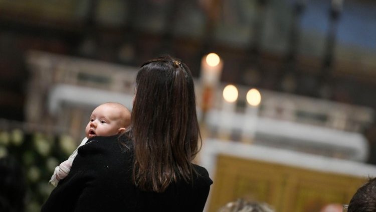 Una mamma con uno dei piccoli battezzati nella Cappella Sistina