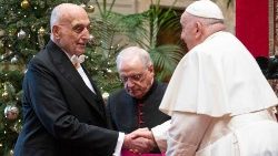 Balozi Georgios F. Poulides, Dekano wa Mabalozi na Wawakilishi wa Mashirika ya Kimataifa mjini Vatican yapatayo 184 kutoka Cyprus akitoa hotuba ya salam na matashi mema kwa Baba Mtakatifu Francisko