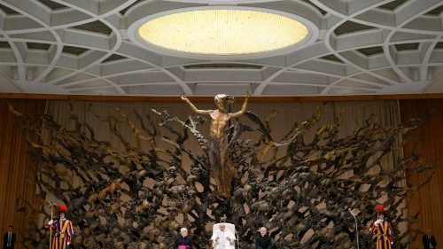 Papež při gener&aacute;ln&iacute; audienci: Modleme se za lidi trp&iacute;c&iacute; v&aacute;lečn&yacute;mi hrůzami