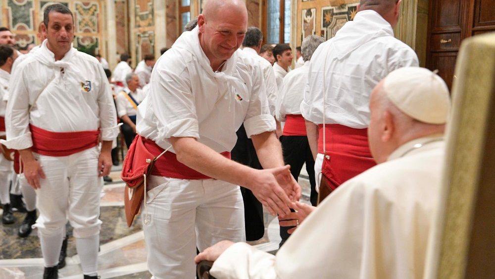 Audiência do Papa à Confraria "Facchini di Santa Rosa" de Viterbo