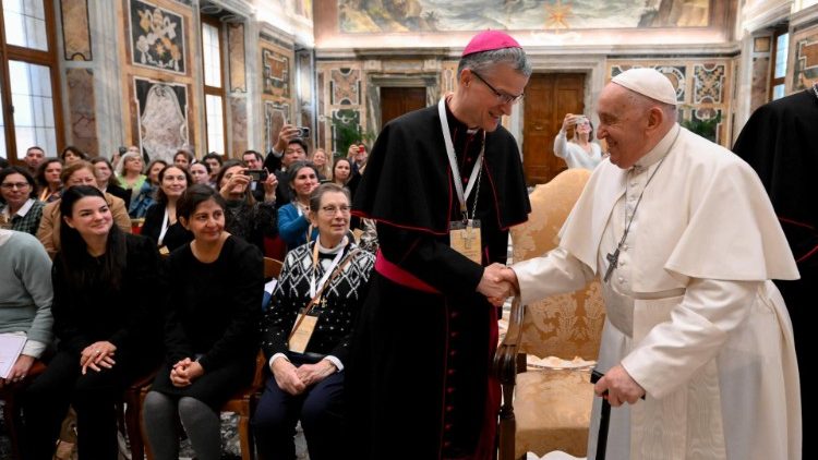 El Papa con los participantes en en el Simposio "Université des Communicants en Église"