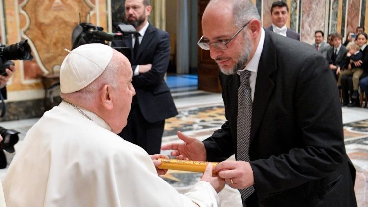 Il Papa riceve il testimone da Giampaolo Mattei
