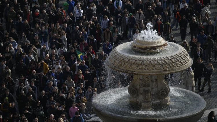 Praça São Pedro durante o Angelus
