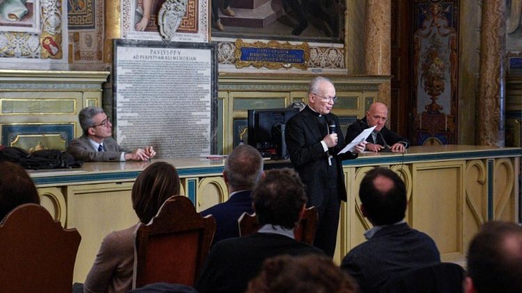 Federico di Chio, a sinistra, l'arcivescovo Zani, e destra Giacomo Manzoli, presidente Cuc