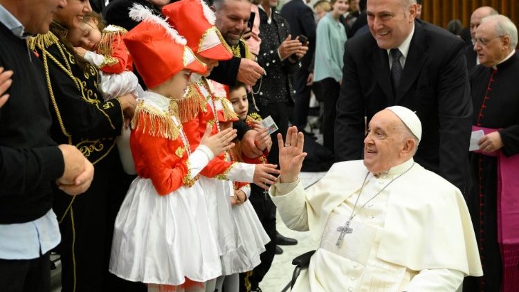 Franziskus mit kleinen Zirkuskünstlern