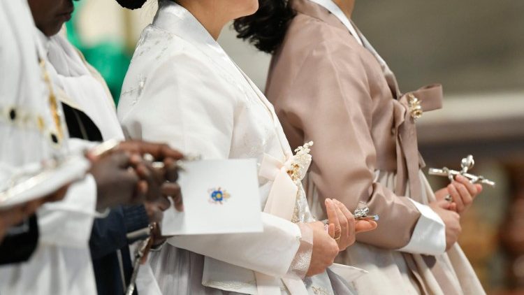 Kateketene mottok et kors av paven