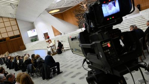 Il Papa ai media Cei: non allinearsi a logiche dominanti, andate controcorrente