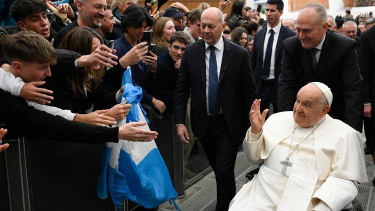 Fieles y peregrinos en la audiencia general
