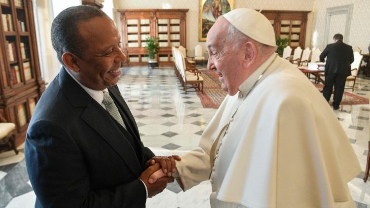 Excmo. Sr. D. Patrice Emery Trovoada, Primer Ministro de Santo TomÃ© junto al Papa Francisco. 