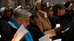 Călugări și călugărițe participanți la Sfânta Liturghie cu ocazia Zilei mondiale a vieții consacrate