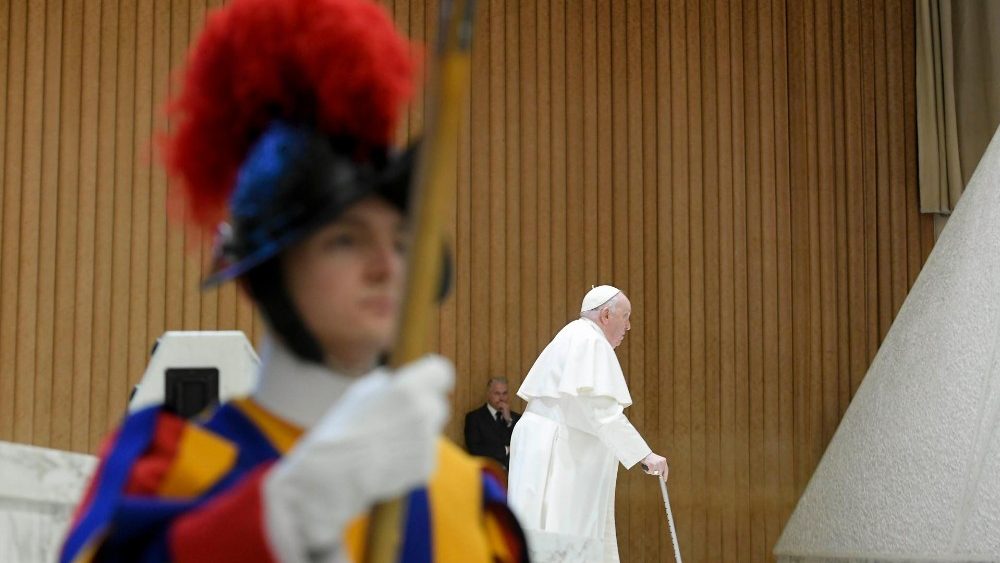 Papa com professores e alunos do Colégio Rotondi, de Gorla Minore