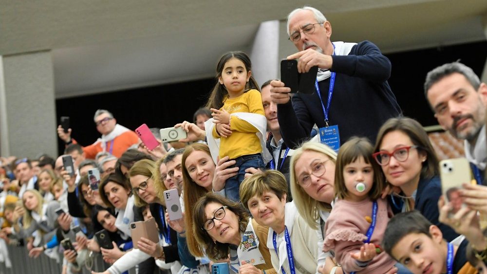 Papa com professores e alunos do Colégio Rotondi, de Gorla Minore