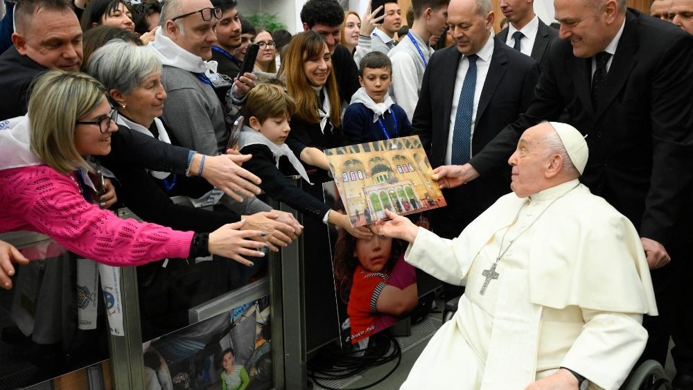 Papa com professores e alunos do Colégio Rotondi, de Gorla Minore