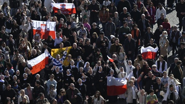 Fedeli in piazza San Pietro