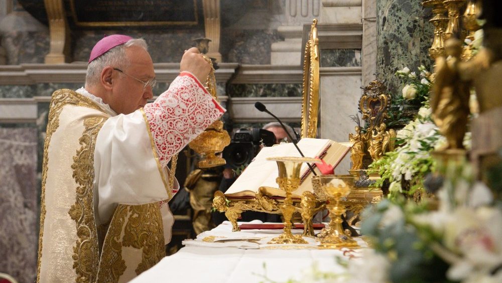 L'arcivescovo Peña Parra celebra la Messa per la memoria liturgica di Sant'Andrea Corsini a San Giovanni in Laterano