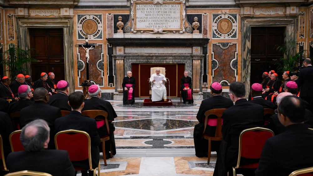 Francisco com os participantes da Assembleia Plenária do Dicastério para o Culto Divino e a Disciplina dos Sacramentos (Vatican Media)