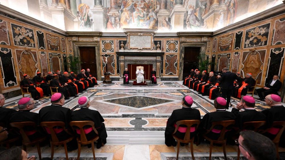 Francisco com os participantes da Assembleia Plenária do Dicastério para o Culto Divino e a Disciplina dos Sacramentos (Vatican Media)