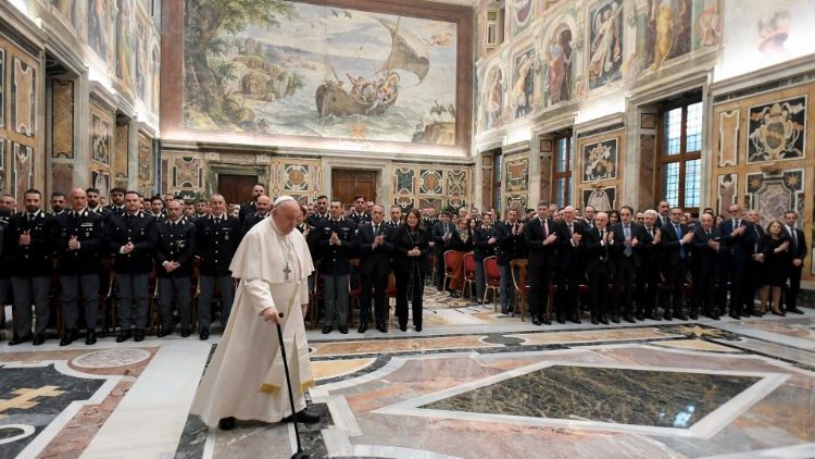Les dirigeants et le personnel de l’Inspection de sécurité publique italienne, responsable d'assurer la sécurité au Vatican, ont été reçus par le Pape, le 10 février 2024. 