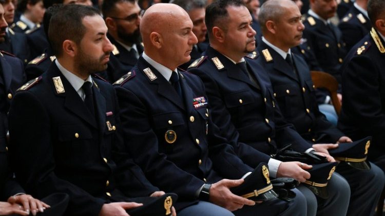 Les dirigeants et le personnel de l’Inspection de sécurité publique italienne, responsable d'assurer la sécurité au Vatican, reçus par le Pape ce samedi 10 février. 