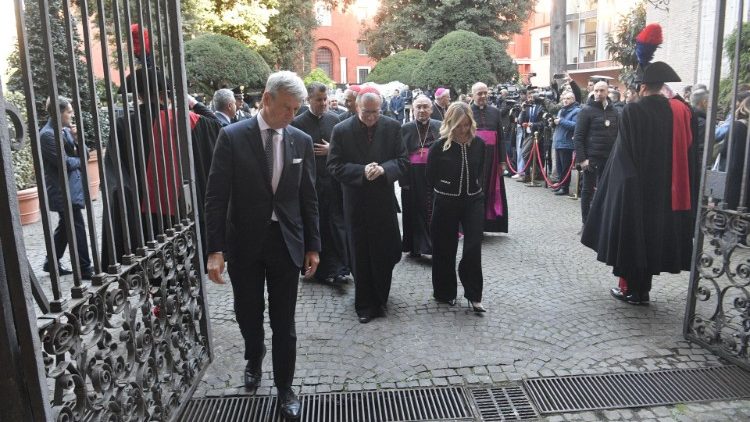 Il cardinale Parolin con la premier Giorgia Meloni