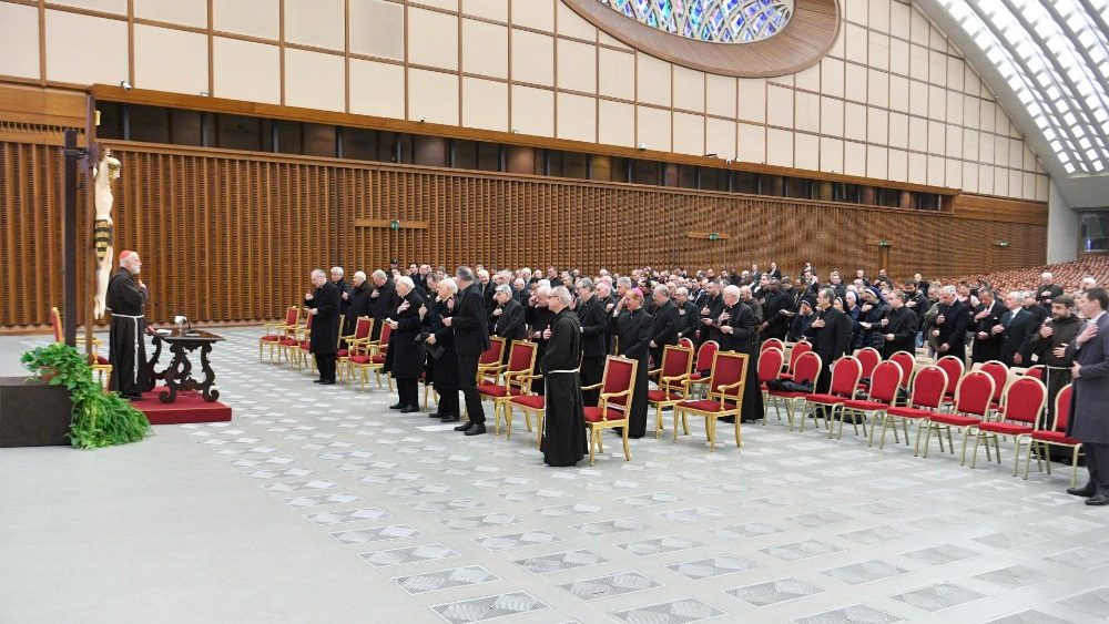 Іерархі і супрацоўнікі Рымскай курыі на велікодным казанні кардынала Канталамесы