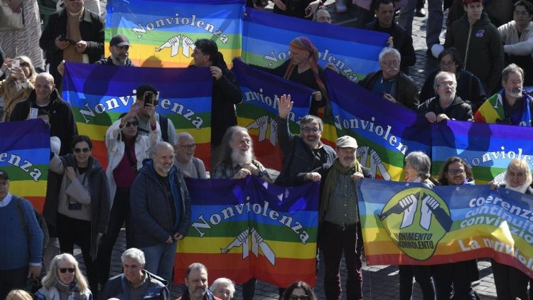 Alcuni fedeli presenti in Piazza San Pietro