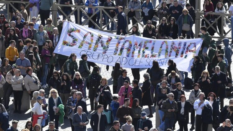 Alcuni fedeli presenti in Piazza San Pietro