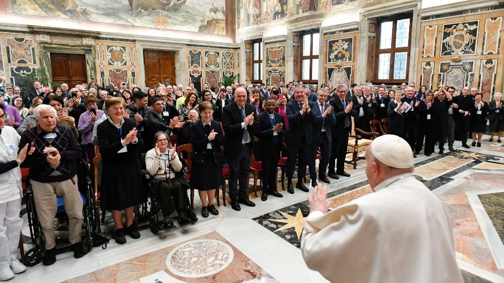 Папа на аўдыенцыі з ўдзельнікамі навучальных курсаў "Катэдра гасціннасці"