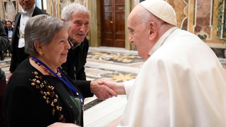 Papež František a senioři