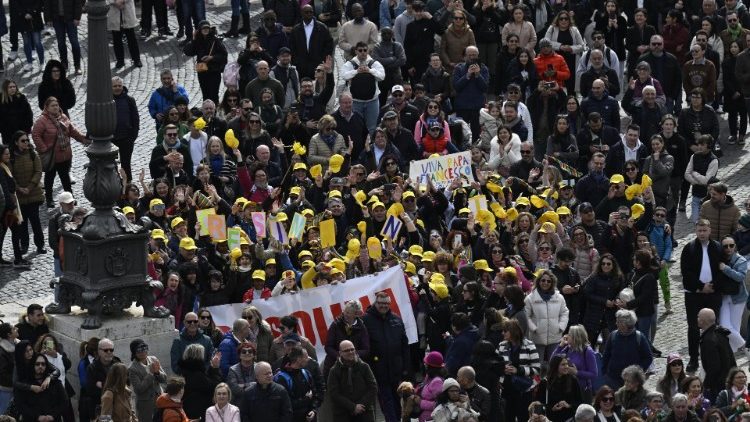 Fi&eacute;is na Pra&ccedil;a S&atilde;o Pedro durante o Angelus