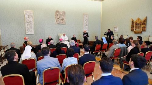 Sveti oče: Žrtve zlorab sprejeti in jim prisluhniti. Cerkev naj je varen kraj. 