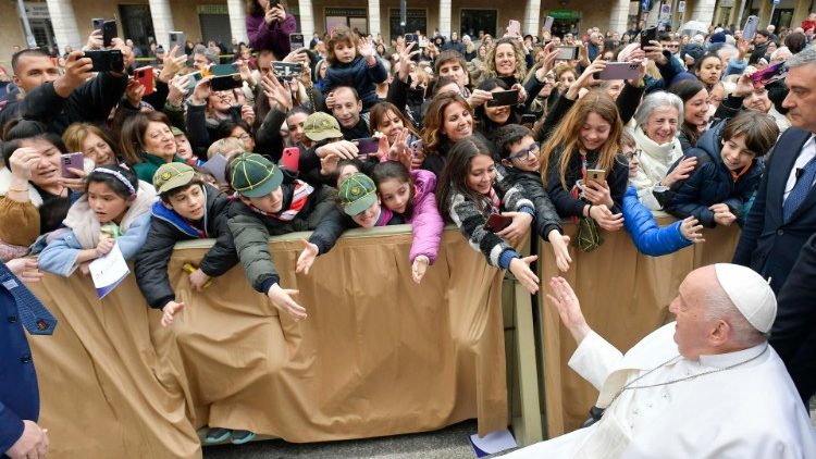 Le Pape arrive à la paroisse de l'Aurelio.
