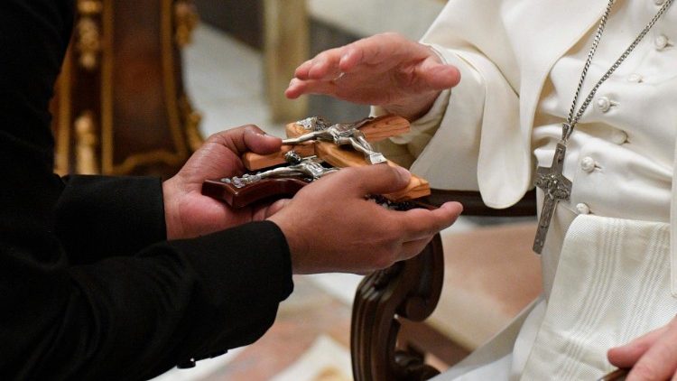 Francesco mentre benedice dei crocifissi