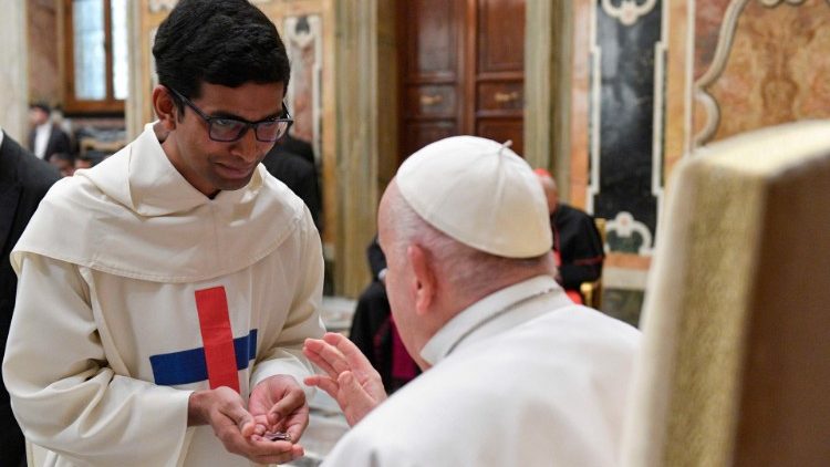 Il Papa mentre si intrattiene con uno dei partecipanti al Corso sul foro interno