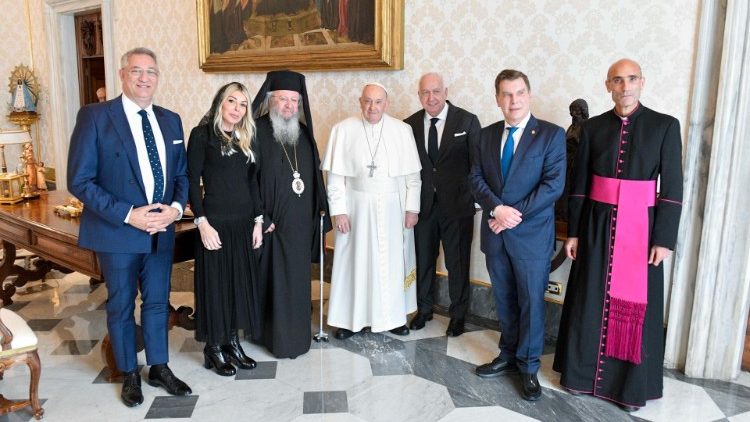 ഗ്രീസിൽനിന്നെത്തിയ ഓർത്തഡോക്സ് സഭാ പ്രതിനിധികളെ പാപ്പാ വത്തിക്കാനിൽ സ്വീകരിച്ചപ്പോൾ