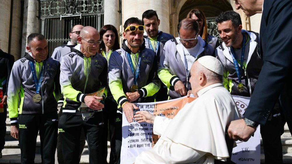 O grupo de corredores de Boves com o Papa Francisco ao final da Audiência Geral