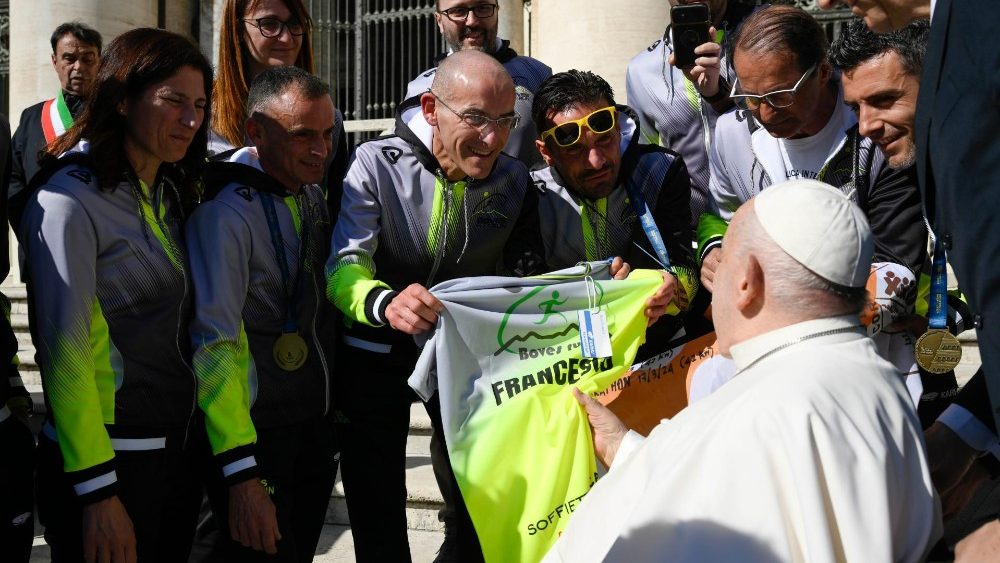 O grupo de corredores de Boves com o Papa Francisco ao final da Audiência Geral
