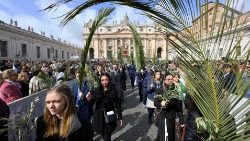 Dominika ya Matawi, Mama Kanisa anakumbuka siku ile Kristo Yesu, alipoingia mjini Yerusalemu kwa shangwe kama Mfalme na Masiha na kushangiliwa kama Mwana wa Daudi anayeleta wokovu.