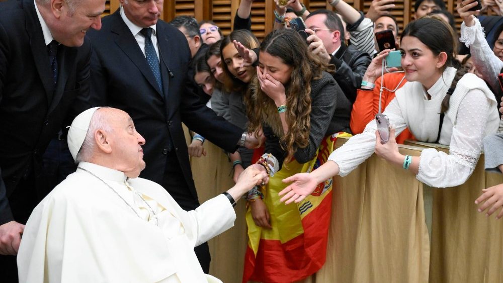 O encontro de Francisco ao final da Audiência com os jovens