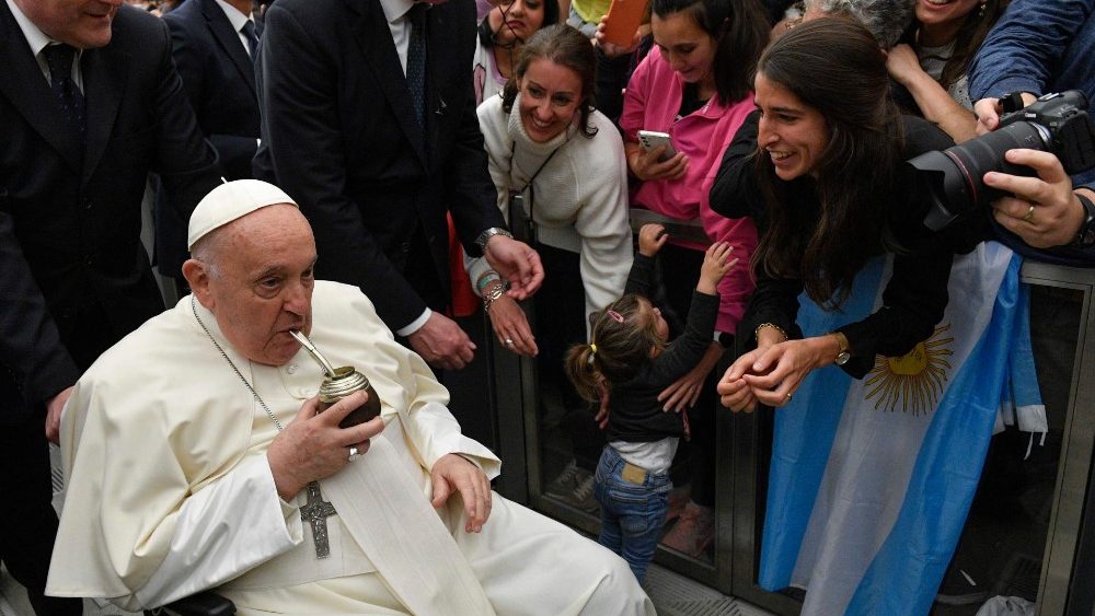 O encontro de Francisco ao final da Audiência com os jovens