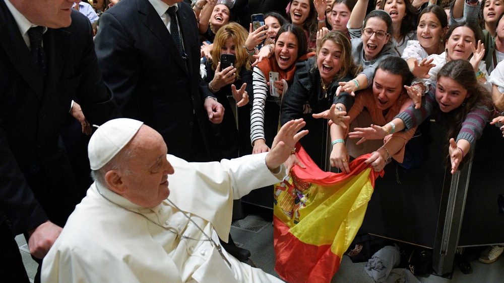 O encontro de Francisco ao final da Audiência com os jovens