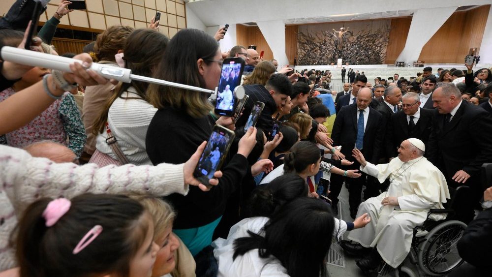 O encontro de Francisco ao final da Audiência com os jovens
