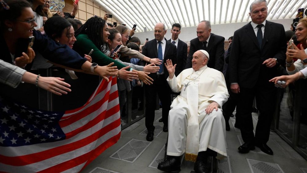 O encontro de Francisco ao final da Audiência com os jovens
