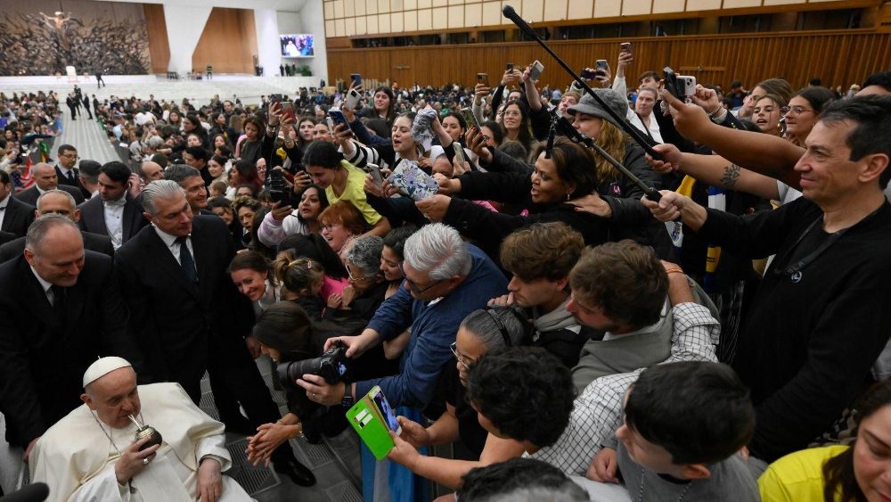 O encontro de Francisco ao final da Audiência com os jovens