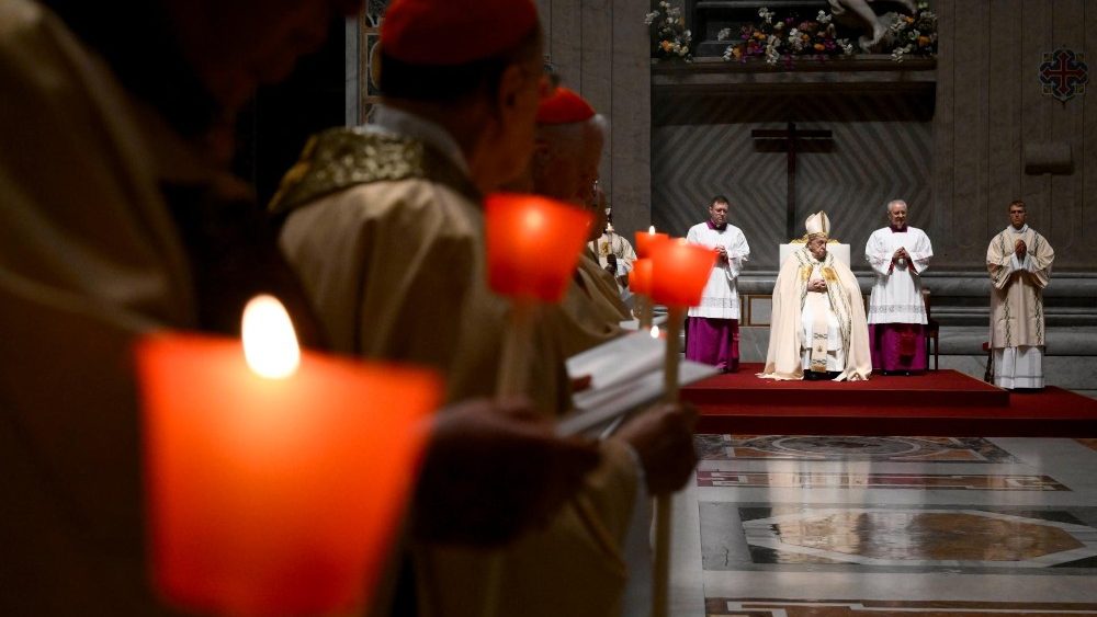 Veillée pascale célébrée par le Pape en la basilique Saint-Pierre de Rome, le 30 mars 2024. 