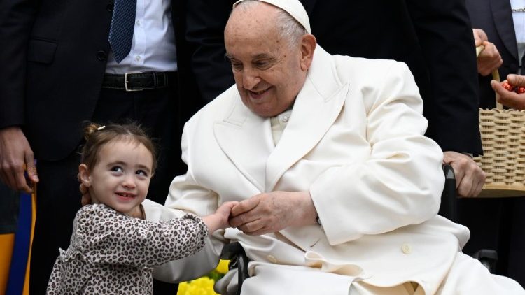 പൊതുജന കൂടികാഴ്ചയിൽ ഫ്രാ൯സിസ് പാപ്പാ.