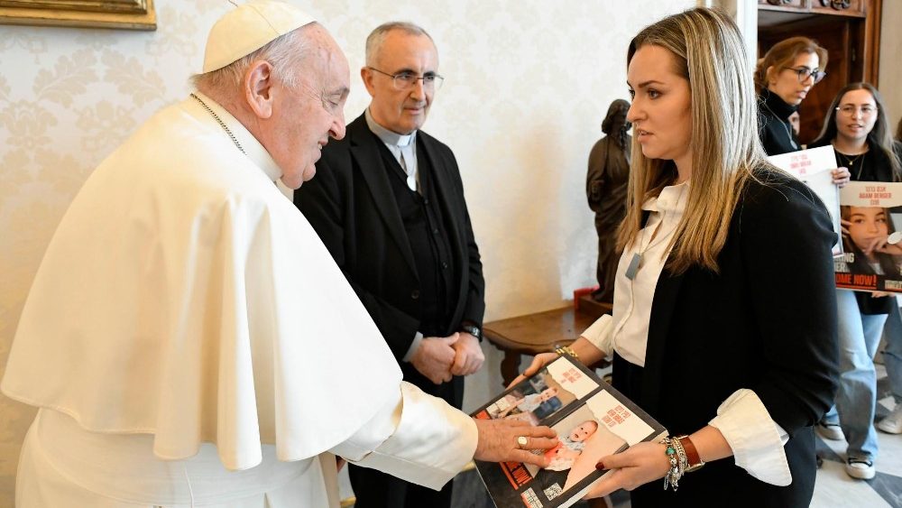 Francisco recebeu os parentes dos reféns na manhã desta segunda-feira (8)